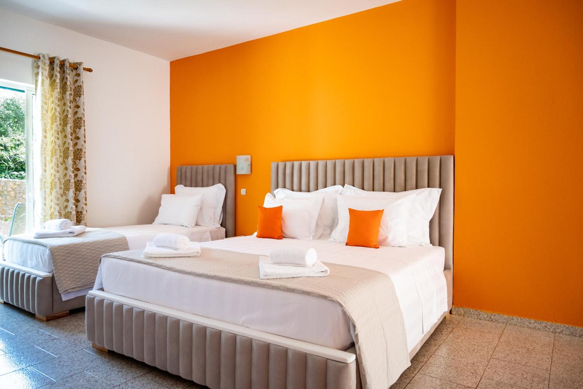 Crystal Blue Hotel, Ξενοδοχείο με διαμερίσματα Μπαρμπάτι
