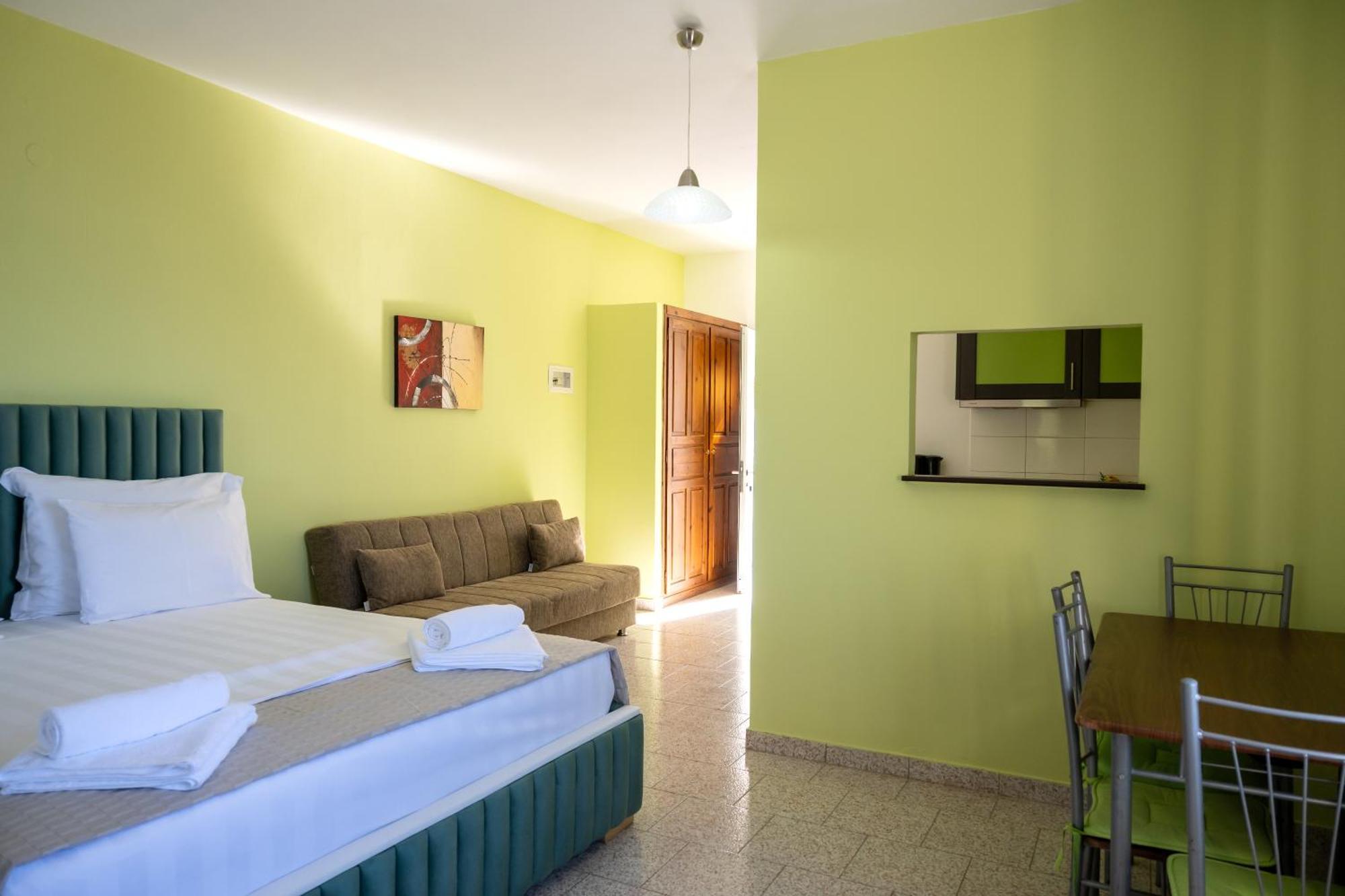 Ξενοδοχείο με διαμερίσματα Crystal Blue Hotel, Μπαρμπάτι