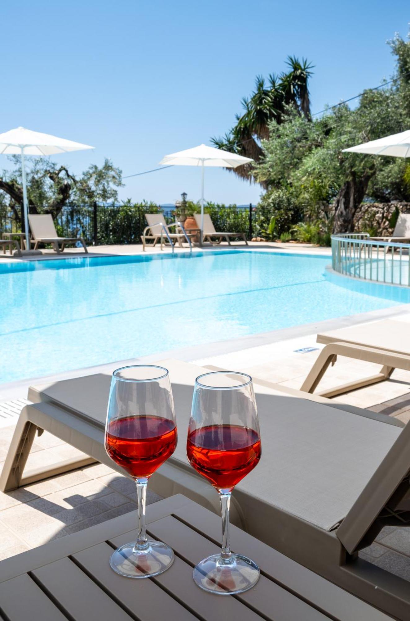 Ξενοδοχείο με διαμερίσματα Crystal Blue Hotel, Μπαρμπάτι