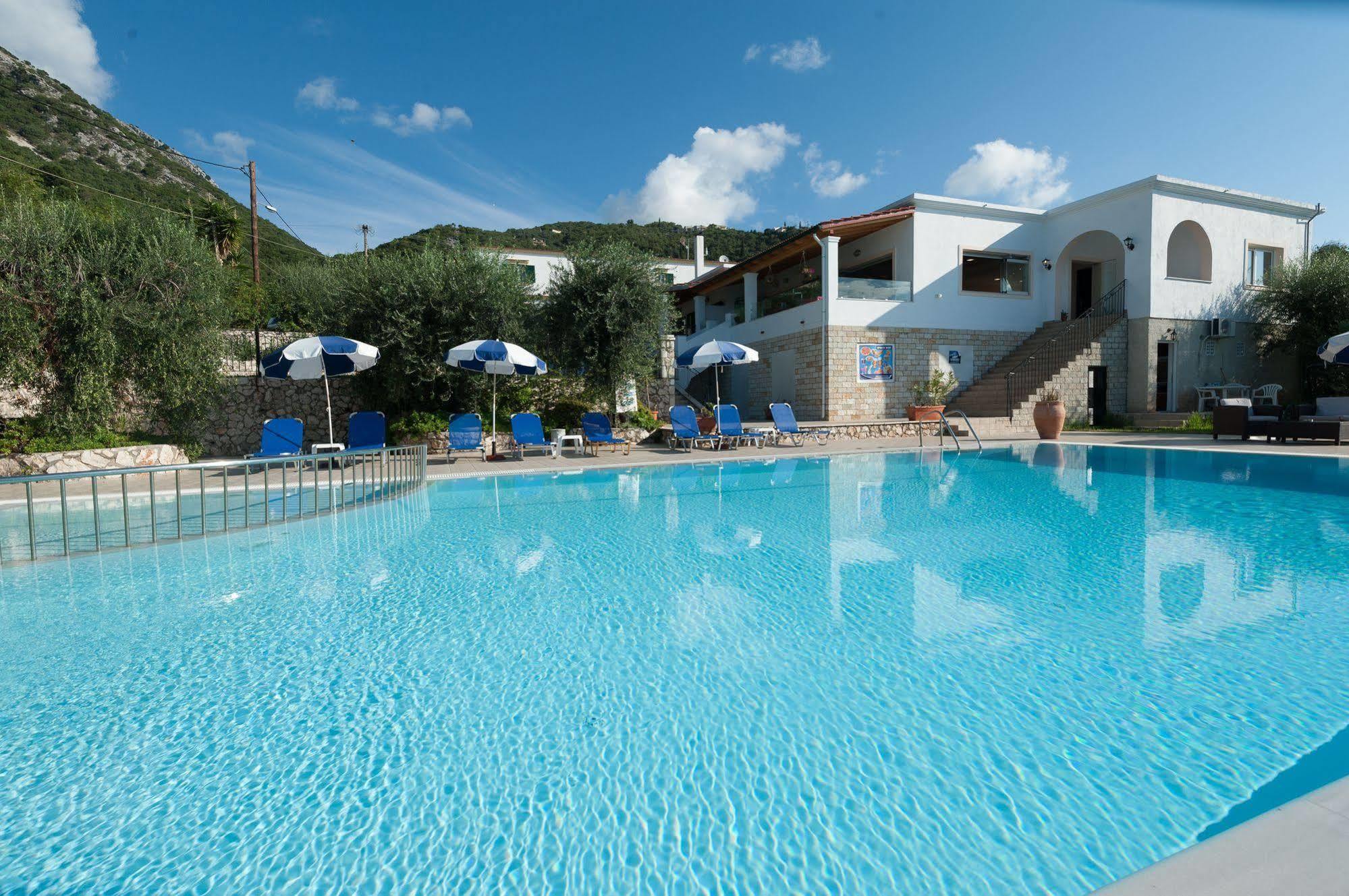Ξενοδοχείο με διαμερίσματα Crystal Blue Hotel,