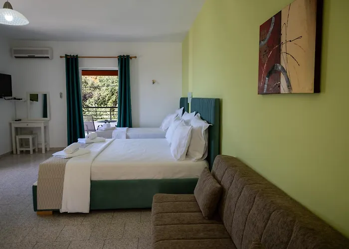 Crystal Blue Hotel, Barbati