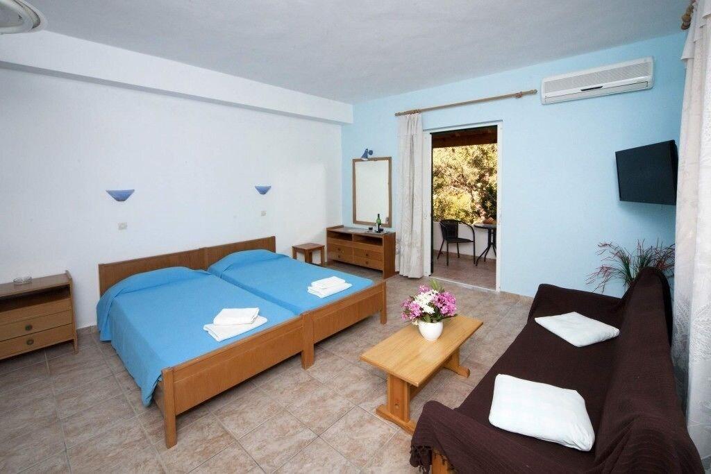 Crystal Blue Hotel, Barbati