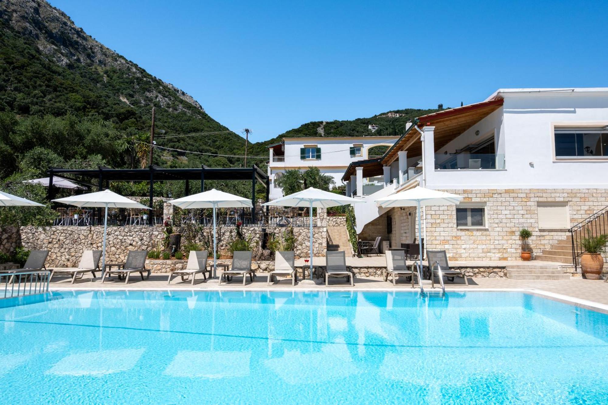 Crystal Blue Hotel, 3*