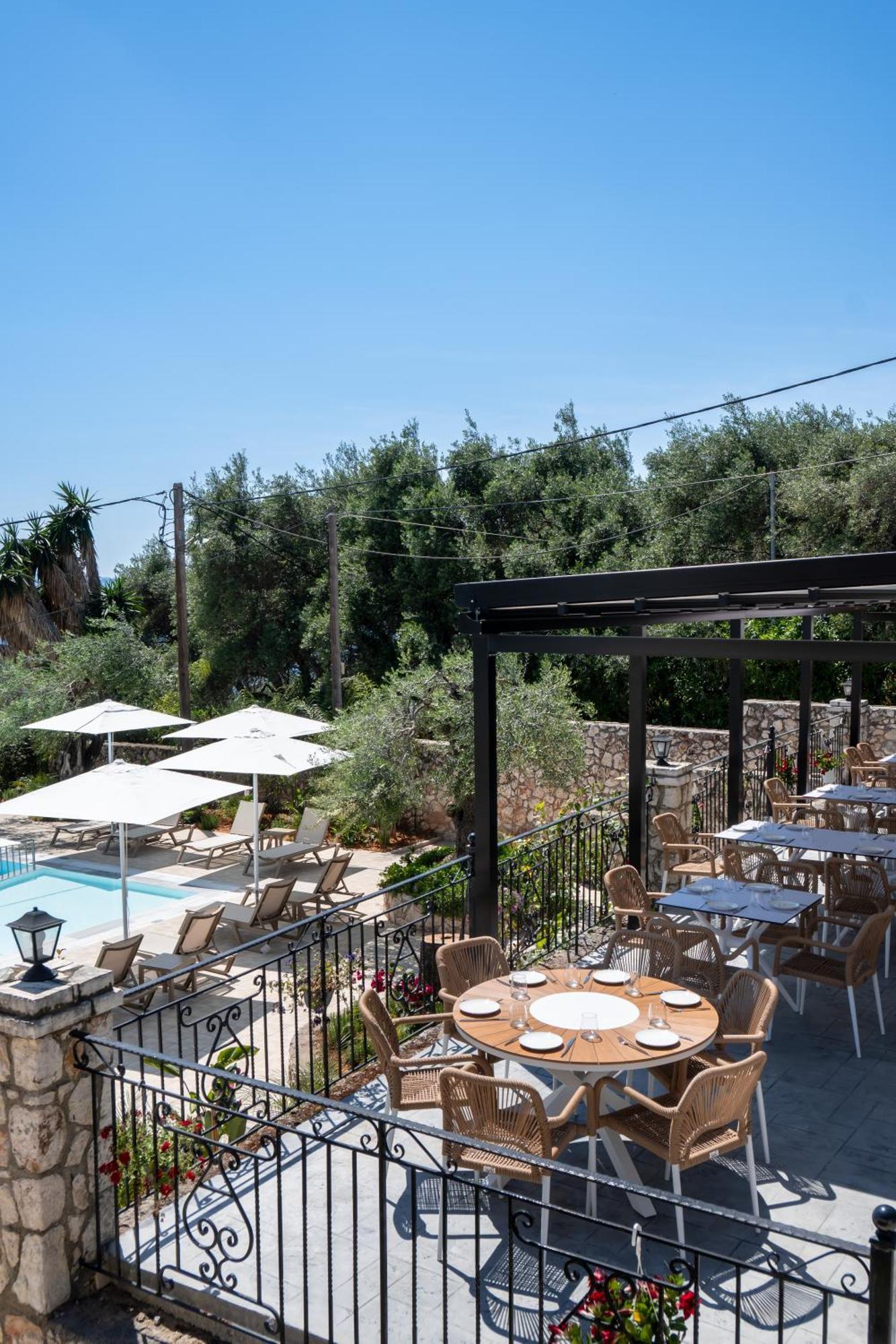 Crystal Blue Hotel, Barbati