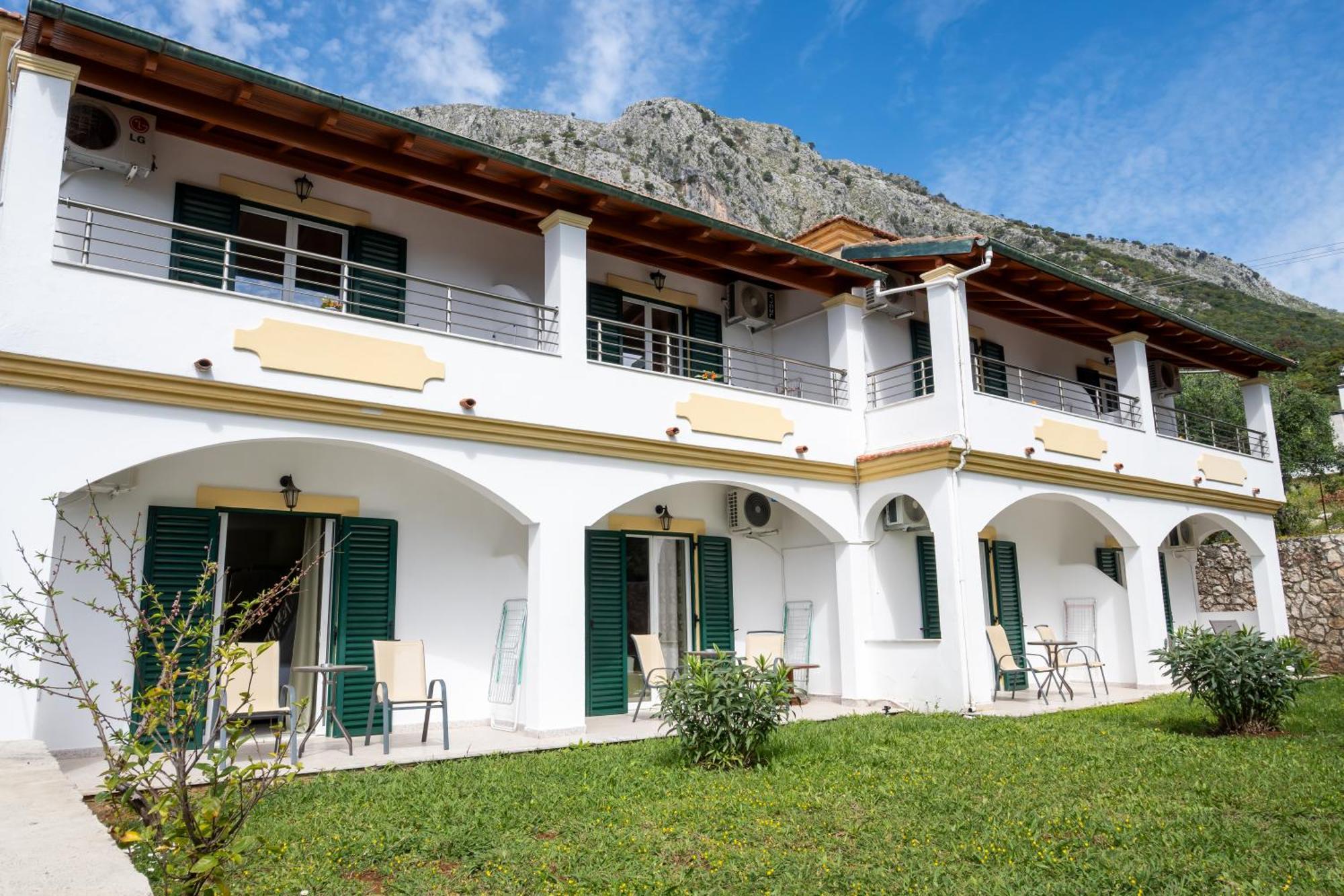 Crystal Blue Hotel, Hotel apartamentowy 3*