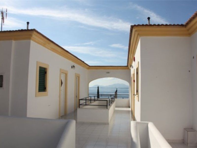 Crystal Blue Hotel, 公寓式飯店 Barbati